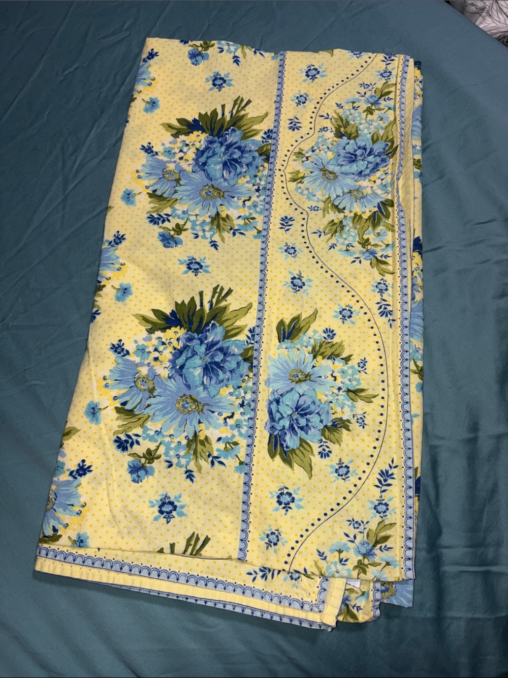 Like new Vintage April Cornell cotton garden floral Tablecloth botanical